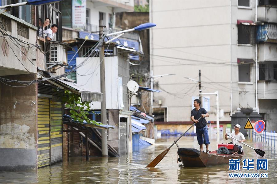 (抗洪抢险·图文互动)(1)洪水来时,那暖心的民间救援