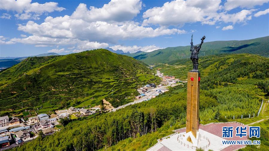 (壮丽70年·奋斗新时代——记者再走长征路·图文互动)(3)记者手记:纪念碑下的随想