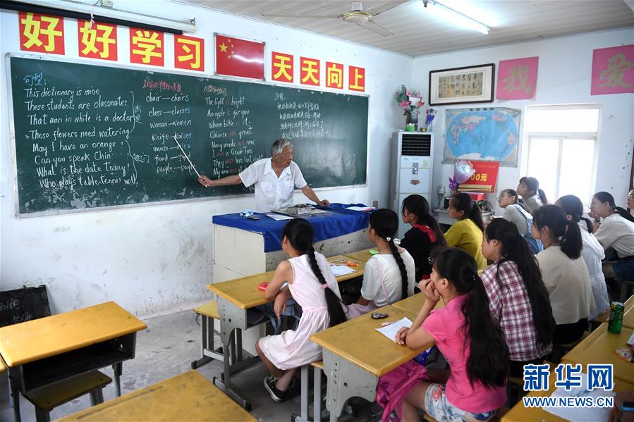 （镜观中国&middot;新华社国内新闻照片一周精选）（9）和时间赛跑的&ldquo;萤火虫&rdquo;