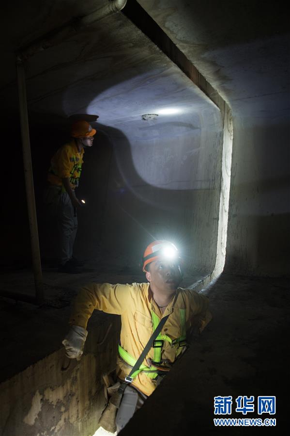 （镜观中国&middot;新华社国内新闻照片一周精选）（15）&ldquo;桥肚子&rdquo;里的检修工
