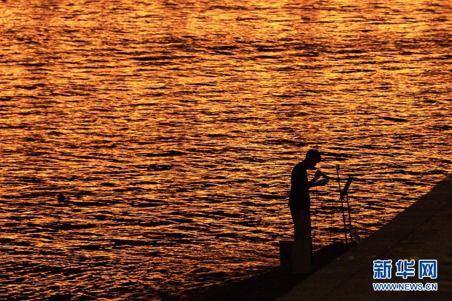 （镜观中国&middot;新华社国内新闻照片一周精选）（20）松花江畔消夏夜