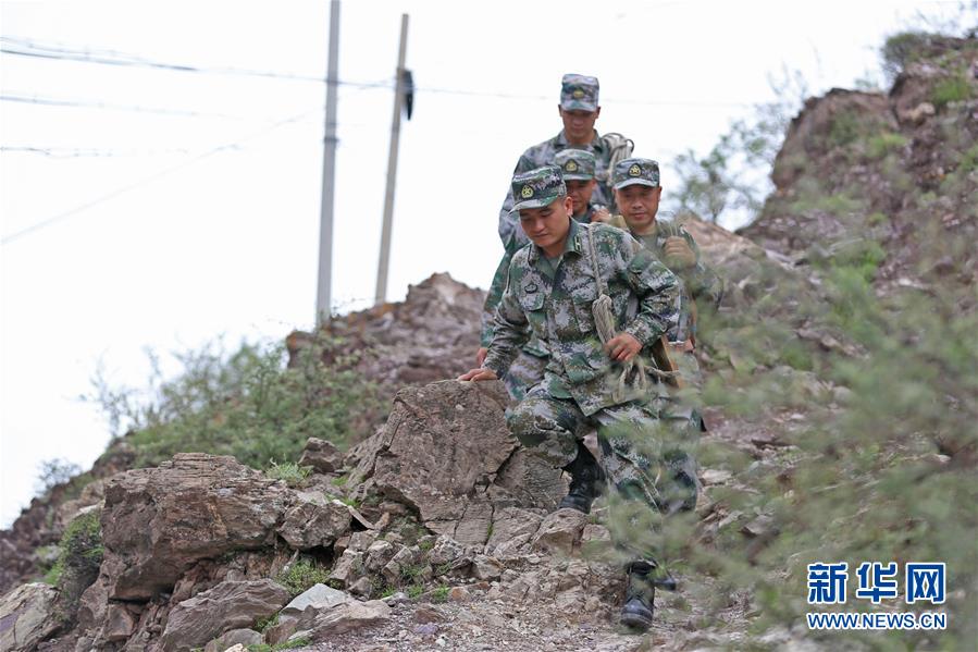 (图文互动)(1)高原上的“拴心石”——记某信息通信基地四营五连连长翁春芳