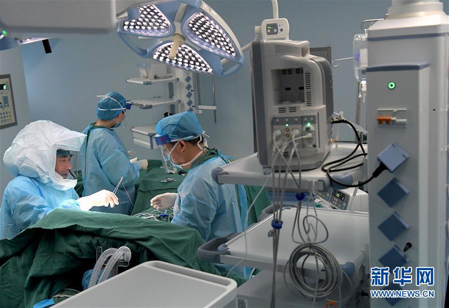 （中国网事&middot;感动2019&middot;图文互动）（2）为艾滋病患者主刀的医生冯秀岭：每个生命都值得尊重