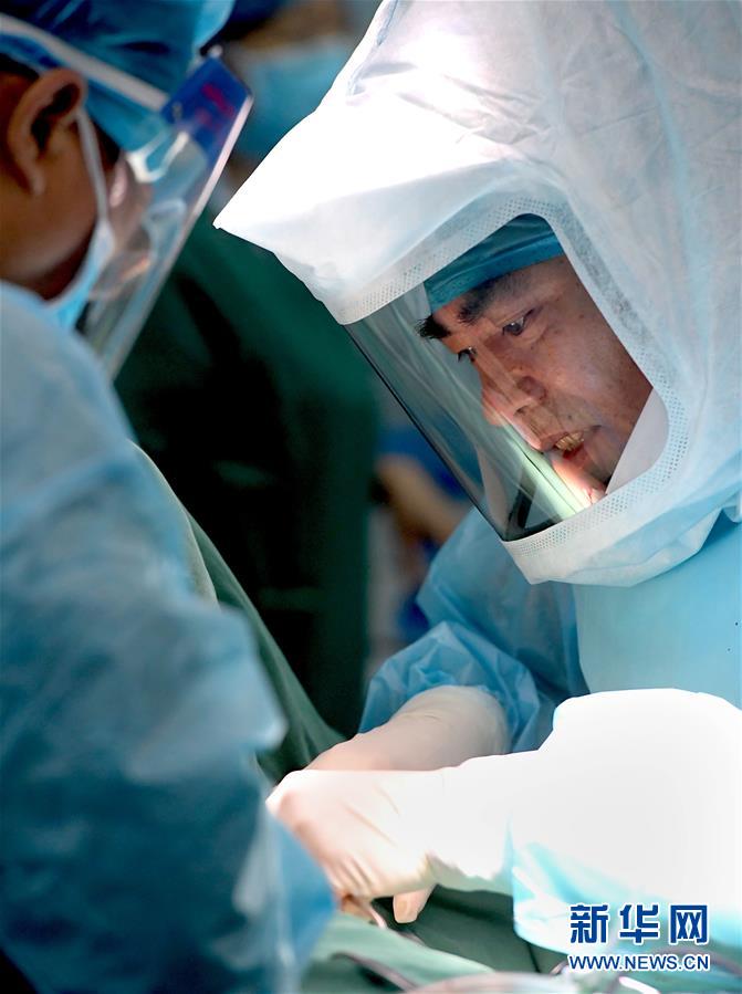 （中国网事&middot;感动2019&middot;图文互动）（3）为艾滋病患者主刀的医生冯秀岭：每个生命都值得尊重