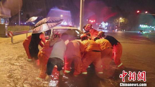 颱風“利奇馬”橫掃山東致3人被洪水衝走正在搜救