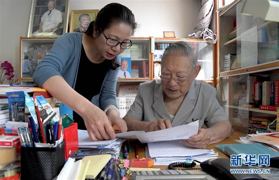 (爱国者 奋斗情·图文互动)(4)用医术和道德守护“光明”——全国道德模范99岁眼科专家张效房的人生轨迹