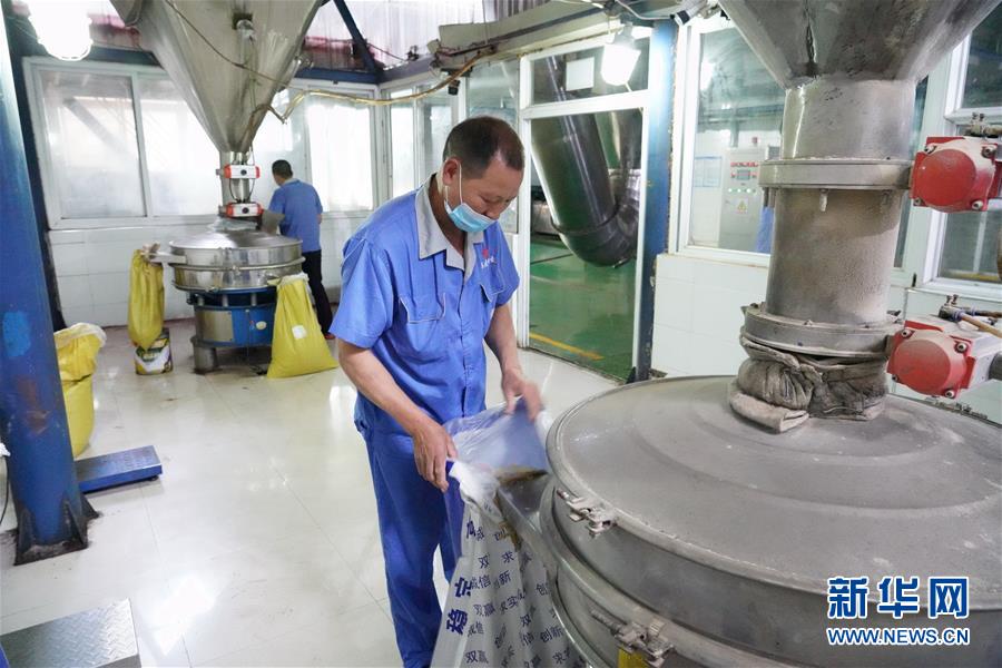 (在习近平新时代中国特色社会主义思想指引下——新时代新作为新篇章·总书记关心的百姓身边事·图文互动)(2)大污染变身“大宝藏”:治理畜禽粪污,他们这样干!