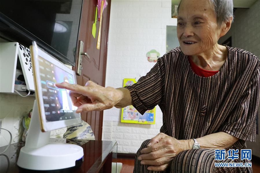 (在习近平新时代中国特色社会主义思想指引下——新时代新作为新篇章·总书记关心的百姓身边事)(1)养老院新“风景”:大爱扮美夕阳红