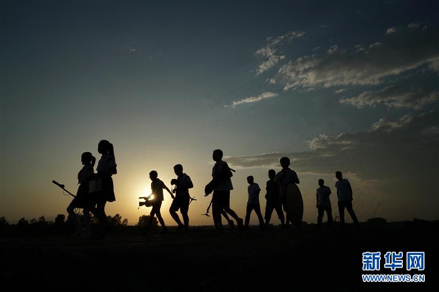 （镜观中国&middot;新华社国内新闻照片一周精选）（1）留守娃的&ldquo;电影梦&rdquo;