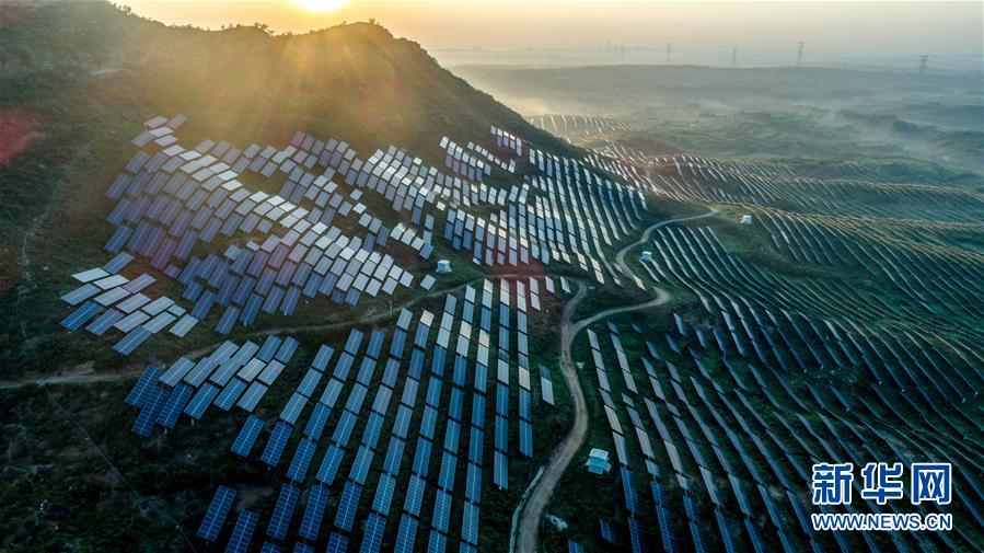 （镜观中国&middot;新华社国内新闻照片一周精选）（6）荒山成电站