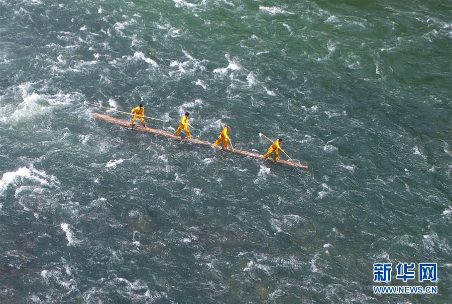 （镜观中国&middot;新华社国内新闻照片一周精选）（7）独木冲浪