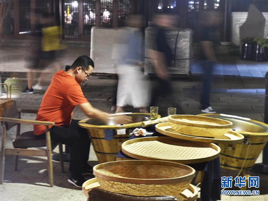 （镜观中国&middot;新华社国内新闻照片一周精选）（9）古城街头的炒茶师