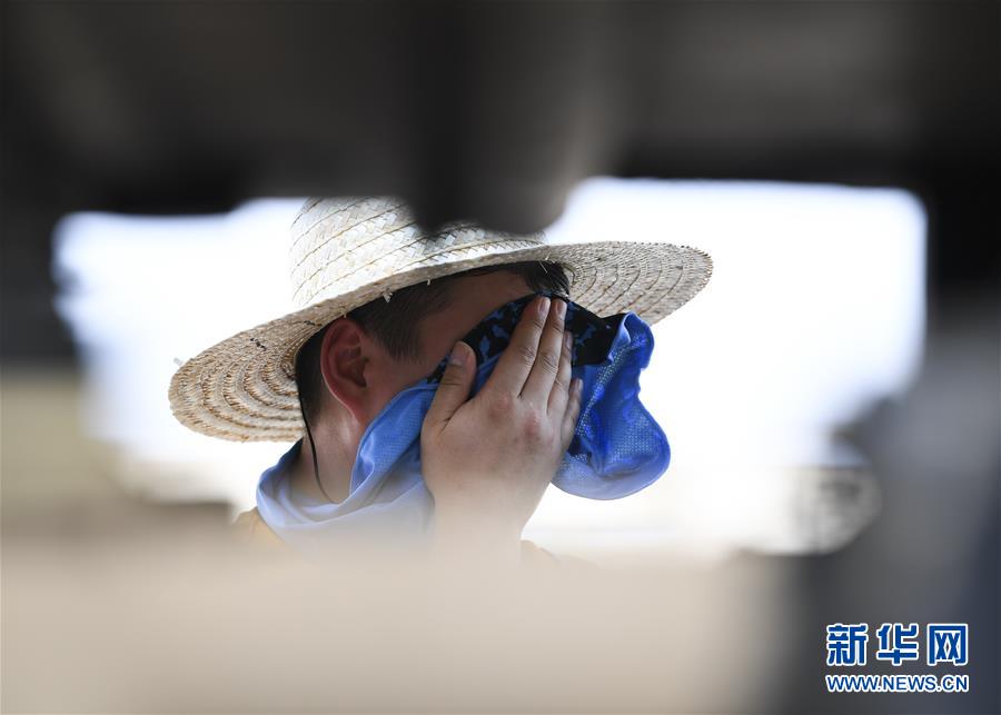 （镜观中国&middot;新华社国内新闻照片一周精选）（14）高温下的&ldquo;铁汉子&rdquo;