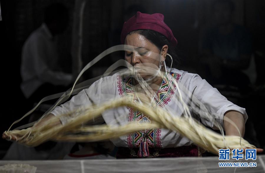 （镜观中国&middot;新华社国内新闻照片一周精选）（17）喀什夜市上的拉面师