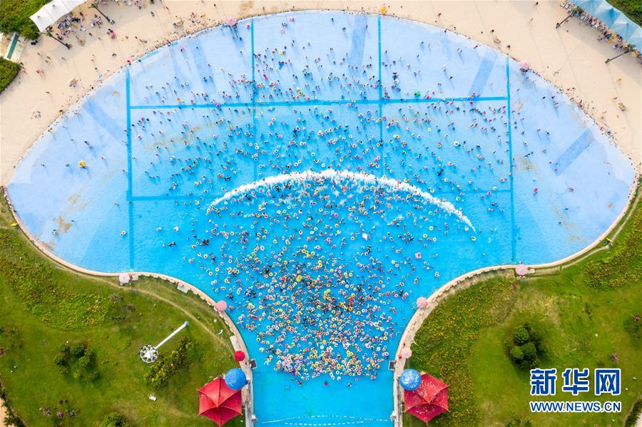 （镜观中国&middot;新华社国内新闻照片一周精选）（20）戏水享清凉