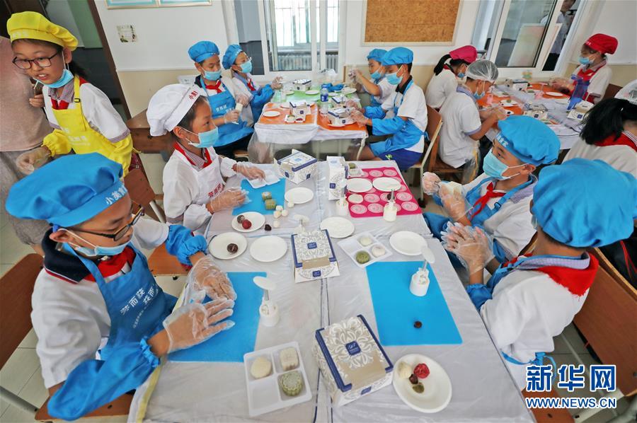 (在习近平新时代中国特色社会主义思想指引下——新时代新作为新篇章·总书记关心的百姓身边事·图文互动)(1)“妈妈第一次吃到我做的菜时高兴得哭了”——中国孩子在劳动教育中健康成长