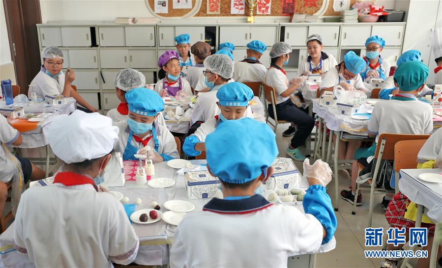 (在习近平新时代中国特色社会主义思想指引下——新时代新作为新篇章·总书记关心的百姓身边事·图文互动)(2)“妈妈第一次吃到我做的菜时高兴得哭了”——中国孩子在劳动教育中健康成长