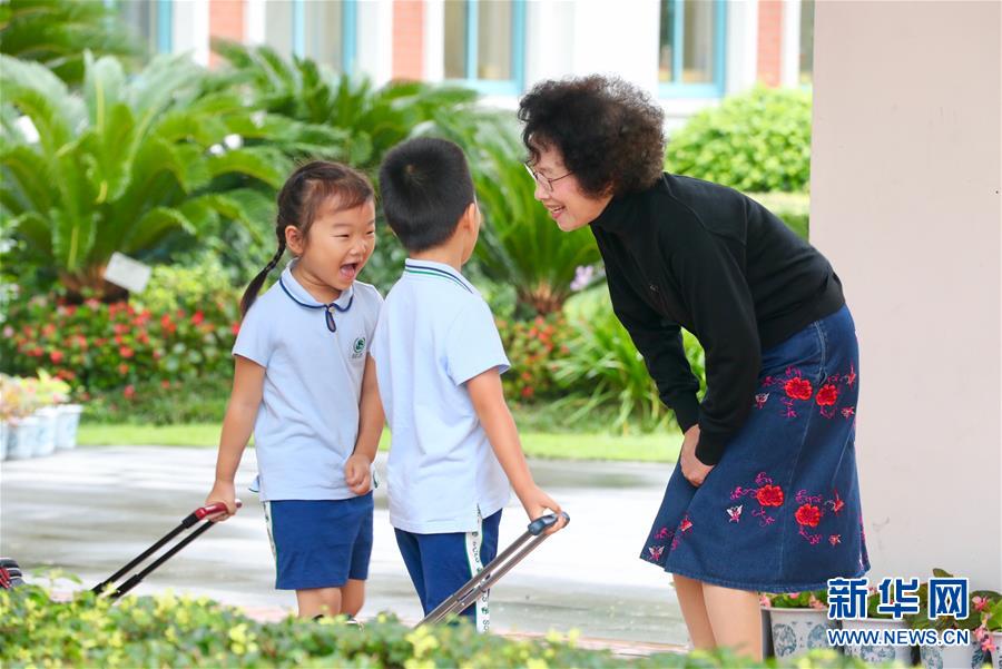 (爱国情 奋斗者·图文互动)(2)封莉容:敬畏教育 以爱传承