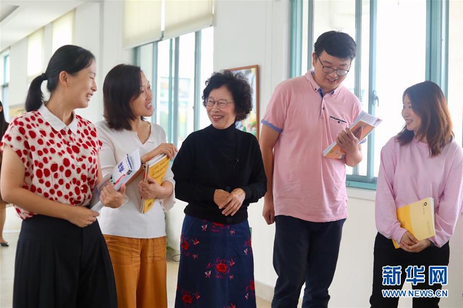 (爱国情 奋斗者·图文互动)(3)封莉容:敬畏教育 以爱传承