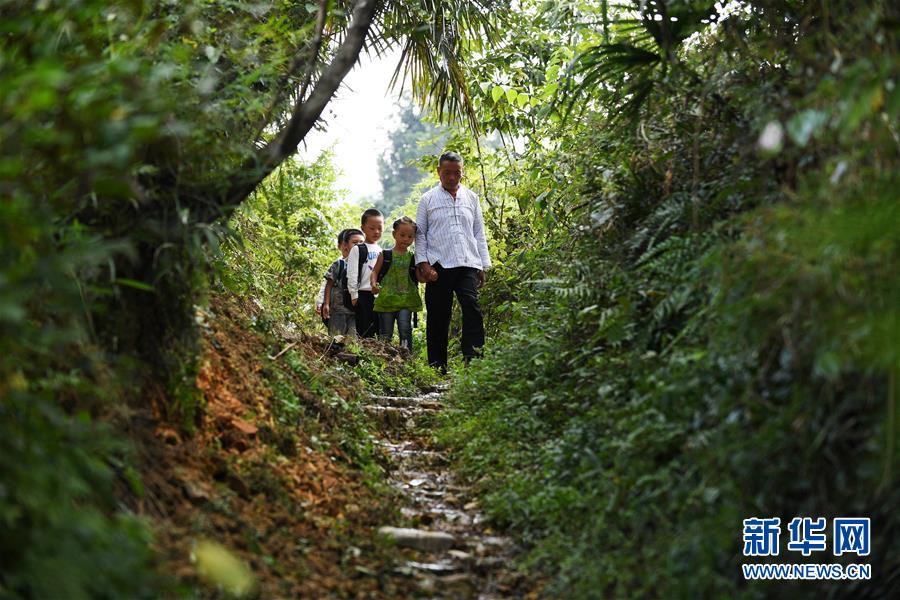 （镜观中国&middot;新华社国内新闻照片一周精选）（8）深山教师
