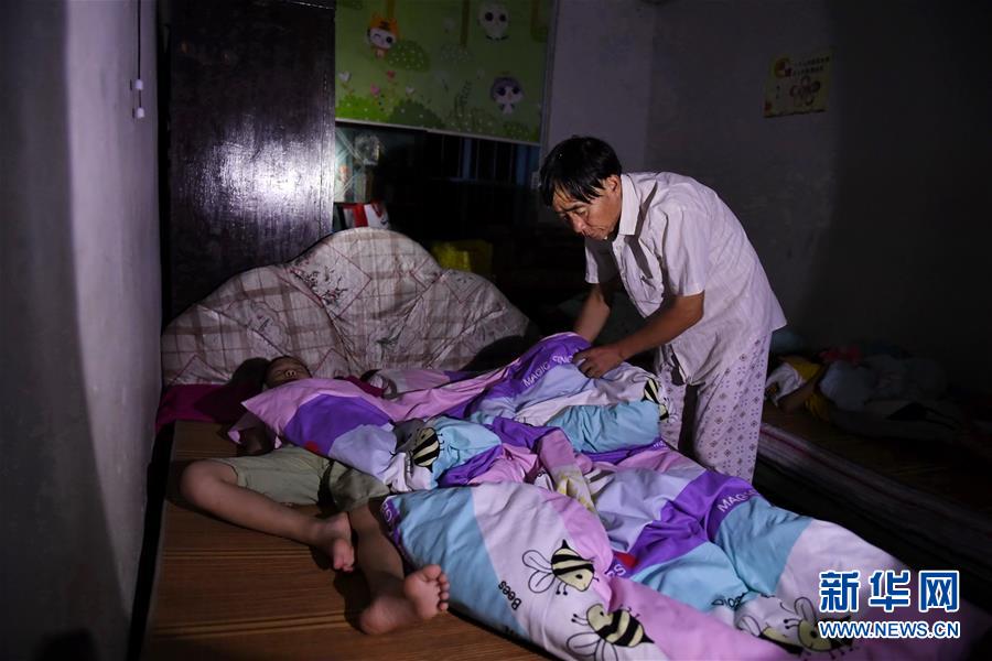 （镜观中国&middot;新华社国内新闻照片一周精选）（11）&ldquo;保姆校长&rdquo;