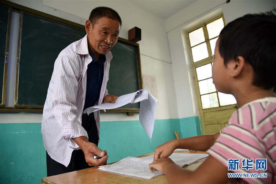 （爱国情 奋斗者&middot;图文互动）（4）扎根乡村35载 患癌仍守三尺讲台&mdash;&mdash;记山东省泰安市宁阳县乡村教师陈建民