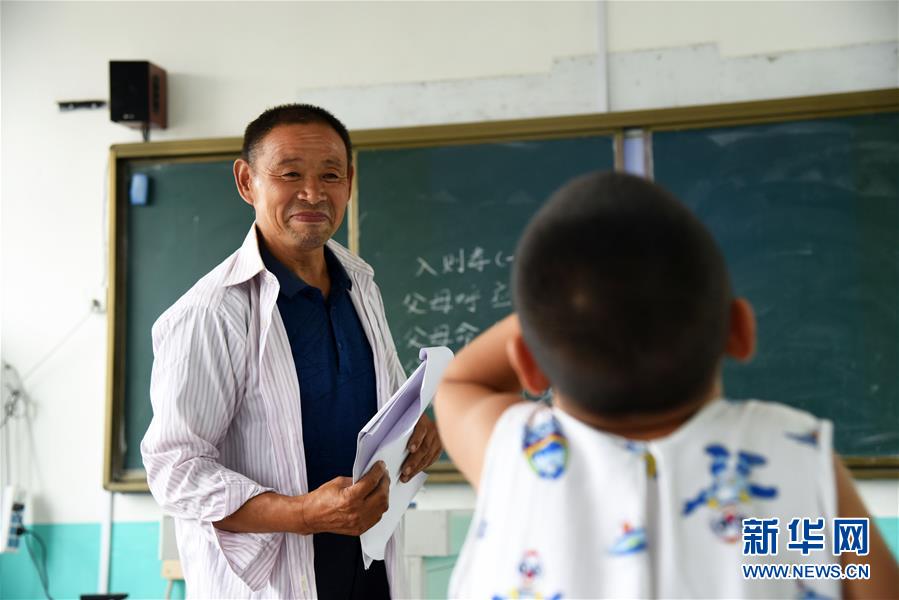 （爱国情 奋斗者&middot;图文互动）（1）扎根乡村35载 患癌仍守三尺讲台&mdash;&mdash;记山东省泰安市宁阳县乡村教师陈建民