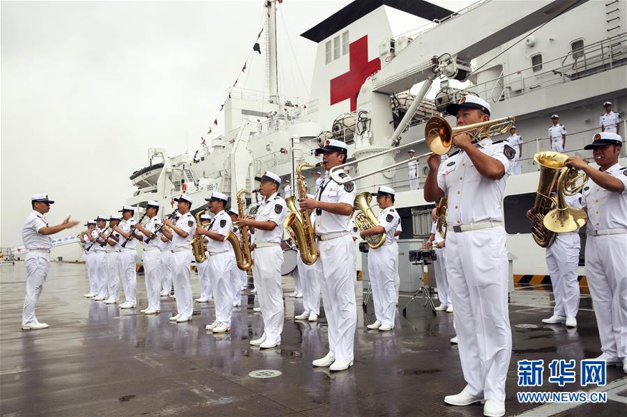 （體育）（5）第七屆世界軍人運動會火炬傳遞活動在海軍“和平方舟”站舉行