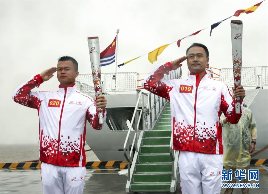 (体育)(4)第七届世界军人运动会火炬传递活动在海军“和平方舟”站举行