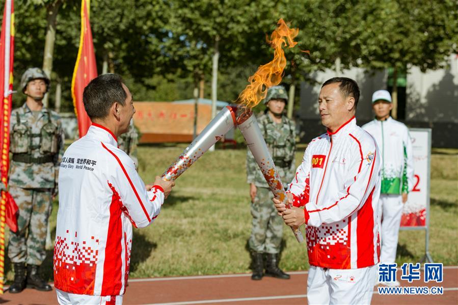 （體育）（2）第七屆世界軍人運動會火炬傳遞活動第二站在“開國大典紅一師”舉行
