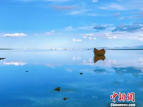  資料圖：“天空之鏡”茶卡鹽湖。　張坤　攝