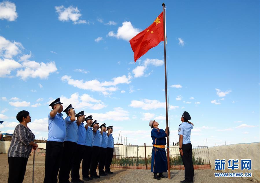 （圖文互動）“70”巧合 心戀祖國——內蒙古邊疆牧民阿迪雅的國旗情節
