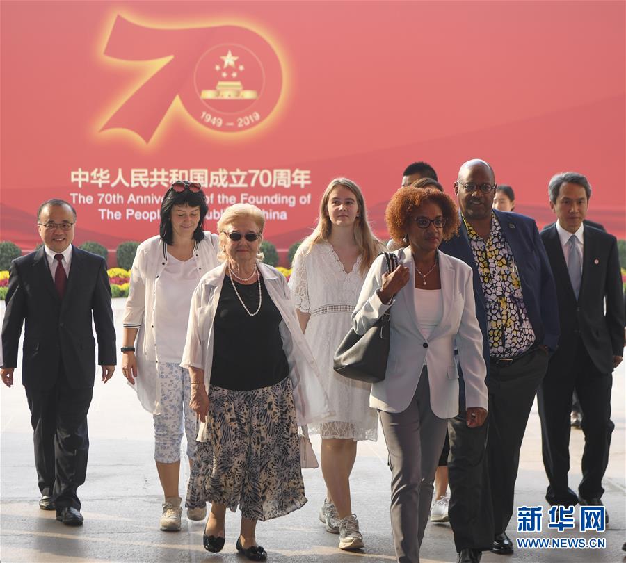 （圖文互動）（1）讓友誼輝映未來——記“友誼勳章”獲得者及代表參觀慶祝中華人民共和國成立70周年大型成就展