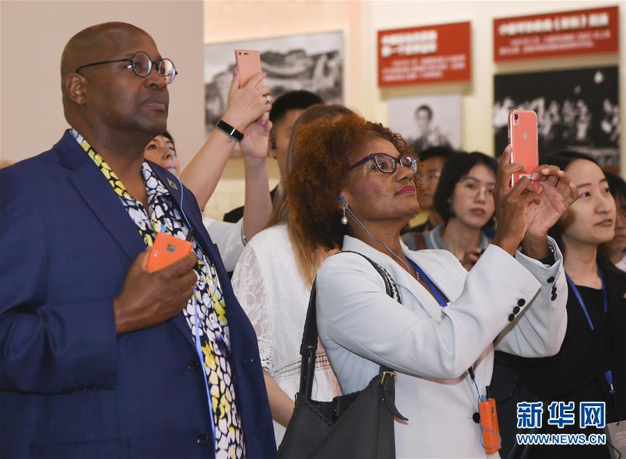 (图文互动)(3)让友谊辉映未来——记“友谊勋章”获得者及代表参观庆祝中华人民共和国成立70周年大型成就展