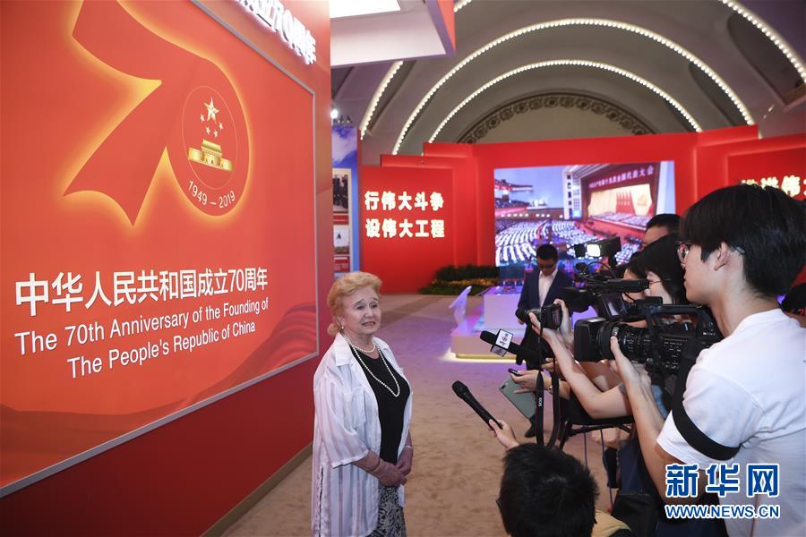 (图文互动)(2)让友谊辉映未来——记“友谊勋章”获得者及代表参观庆祝中华人民共和国成立70周年大型成就展