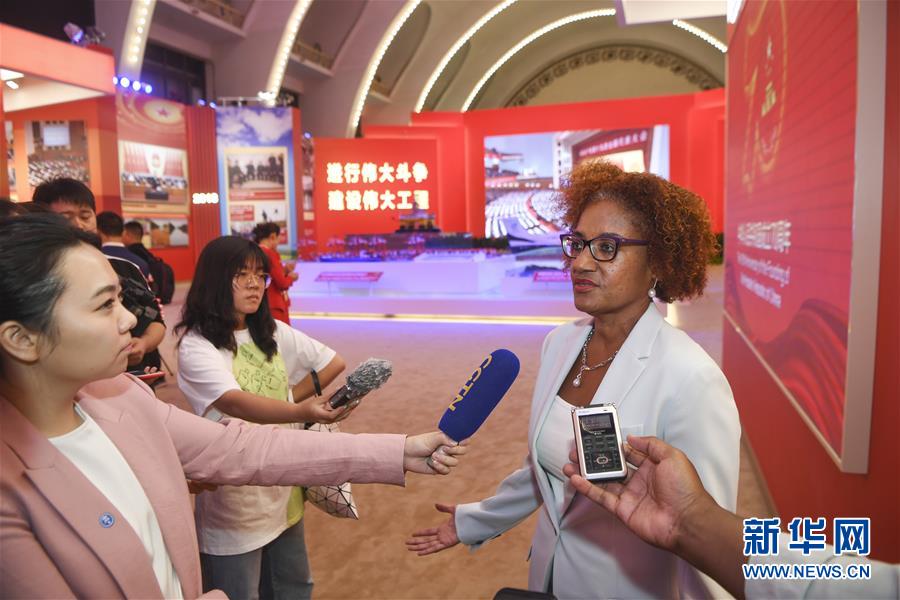 (图文互动)(5)让友谊辉映未来——记“友谊勋章”获得者及代表参观庆祝中华人民共和国成立70周年大型成就展