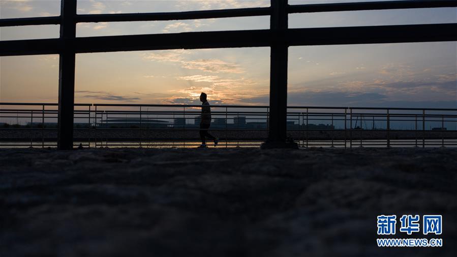 （社会）（2）港珠澳大桥开通一周年：一桥连三地 一日游三城