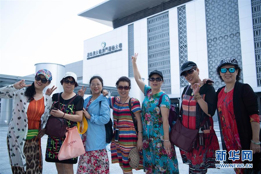 （社会）（5）港珠澳大桥开通一周年：一桥连三地 一日游三城