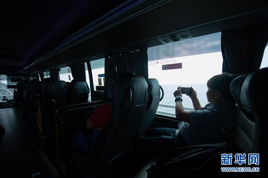 （社会）（7）港珠澳大桥开通一周年：一桥连三地 一日游三城