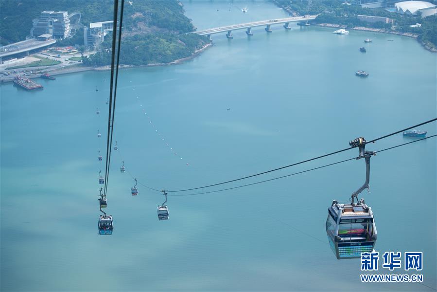 （社会）（8）港珠澳大桥开通一周年：一桥连三地 一日游三城