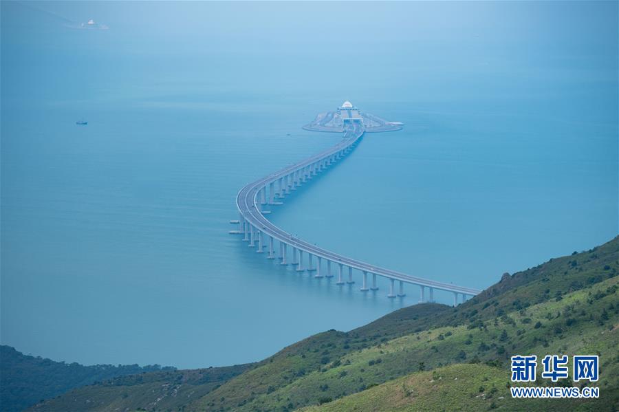 （社会）（9）港珠澳大桥开通一周年：一桥连三地 一日游三城