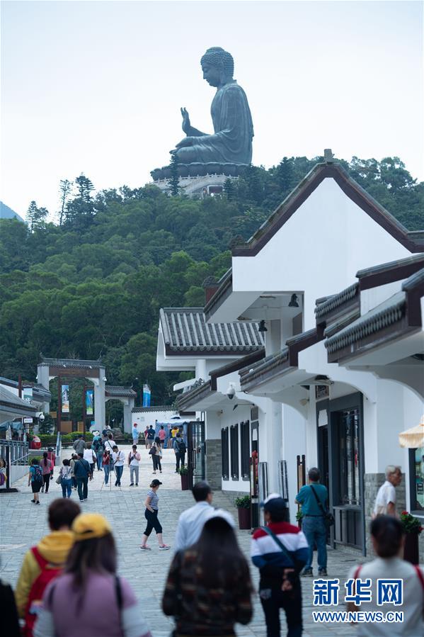 （社会）（10）港珠澳大桥开通一周年：一桥连三地 一日游三城