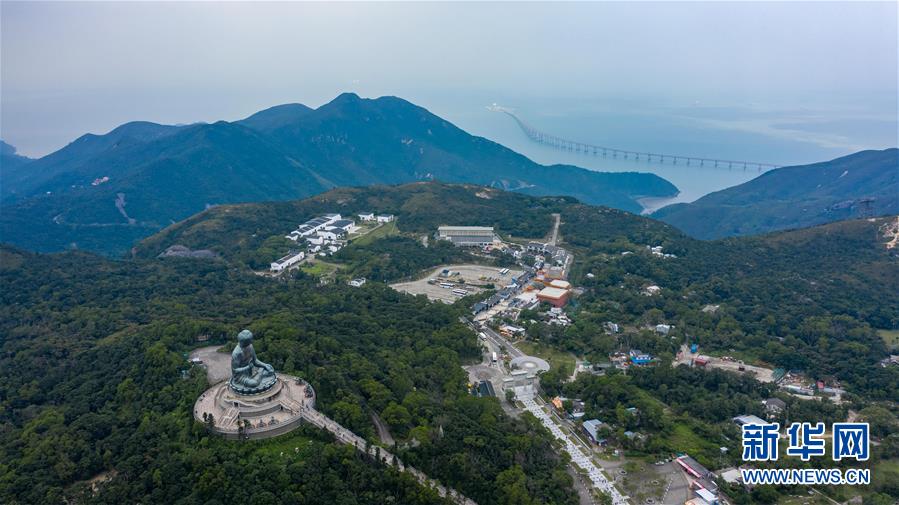 （社会）（12）港珠澳大桥开通一周年：一桥连三地 一日游三城