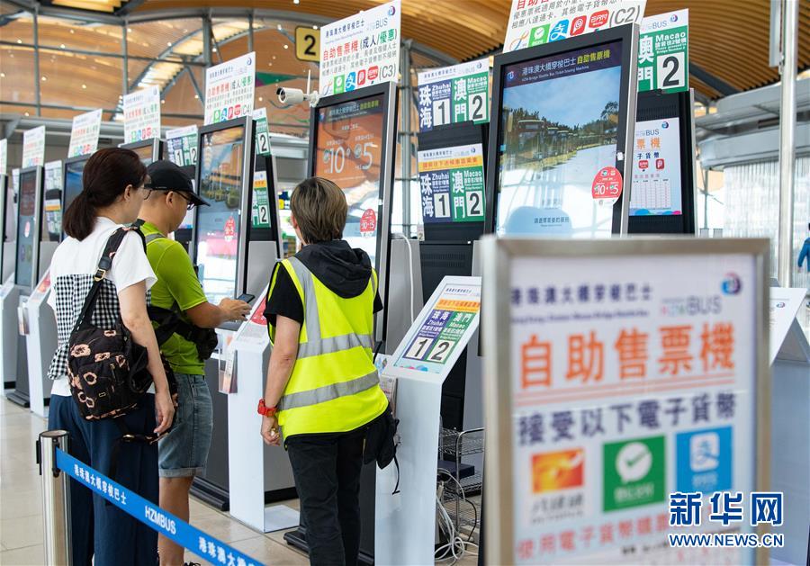 （社会）（13）港珠澳大桥开通一周年：一桥连三地 一日游三城