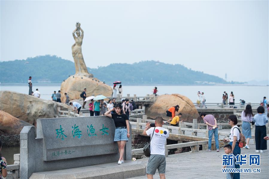 （社会）（16）港珠澳大桥开通一周年：一桥连三地 一日游三城