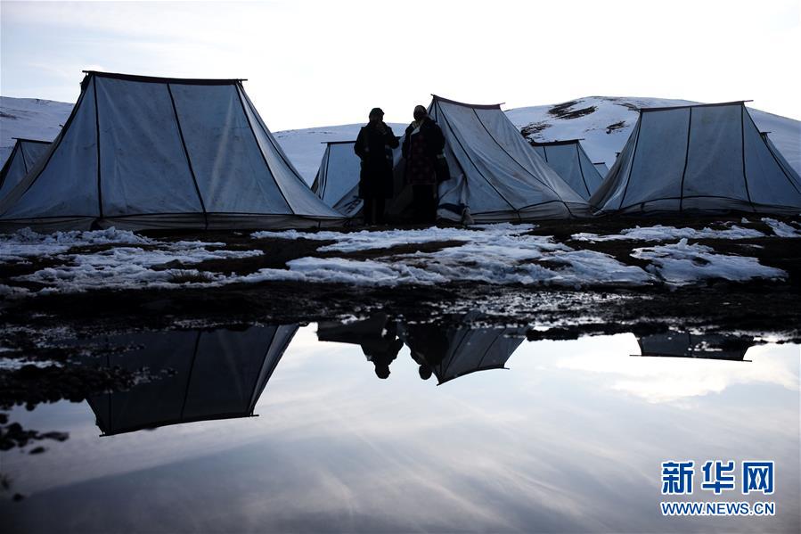 （图文互动）（1）回望天路：只留脚印一串串