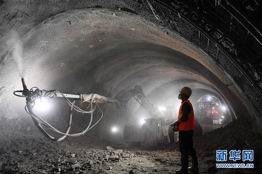 （经济）（2）玉磨铁路三家村隧道顺利贯通