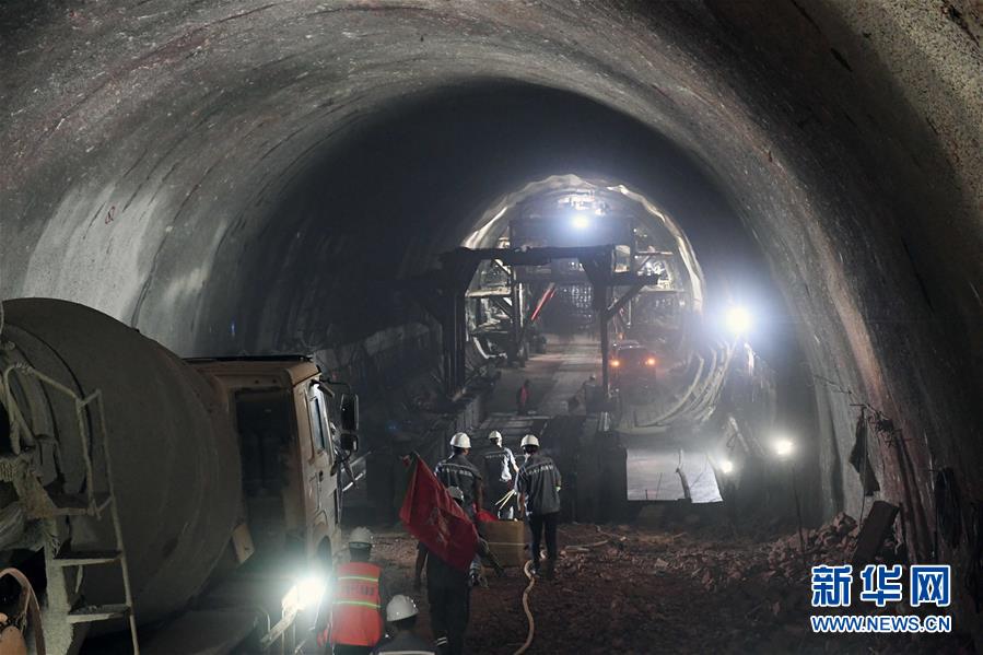 （经济）（3）玉磨铁路三家村隧道顺利贯通