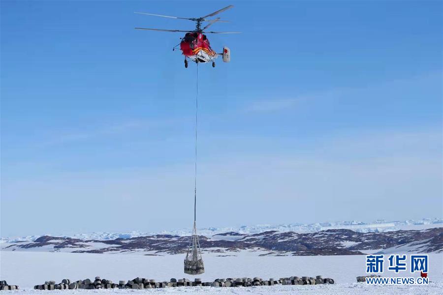 （圖文互動）（4）“雪龍2”號完成中山站航道破冰 “雪龍”號冰上卸貨全面展開