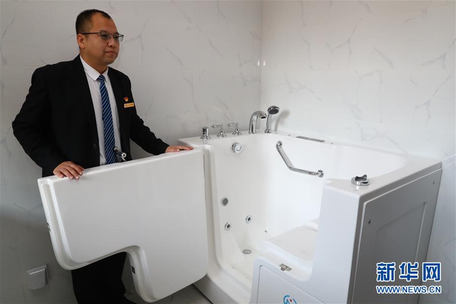 （四中全会精神在基层&middot;图文互动）（3）棚改区的民生新事：给回迁居民补上康养服务短板